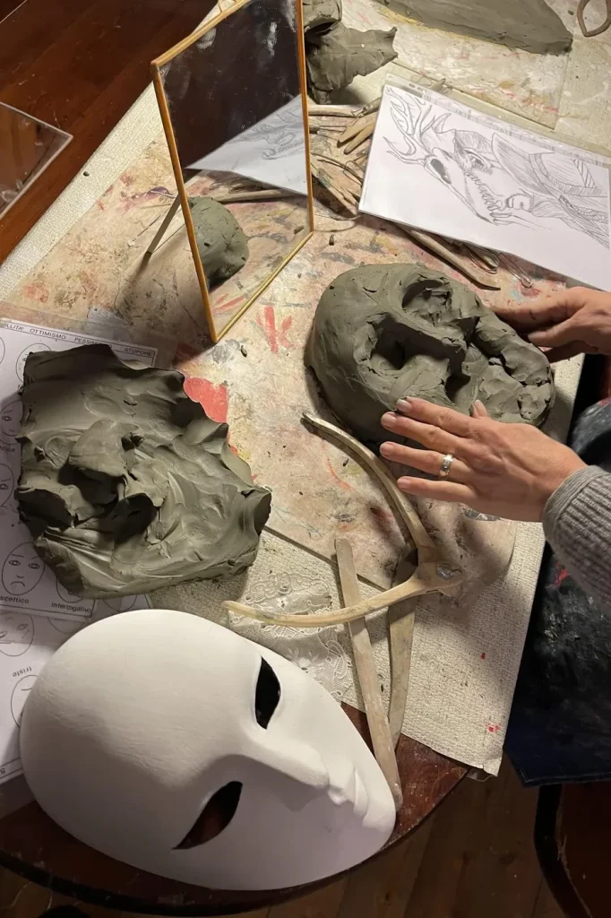 Modelling a mask in clay during the complete course